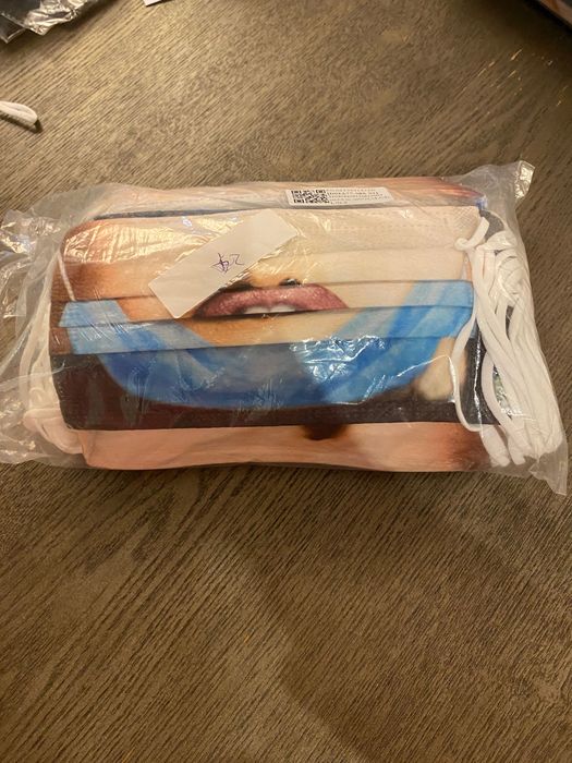 Maseczka jednorazowa fotorealistyczna