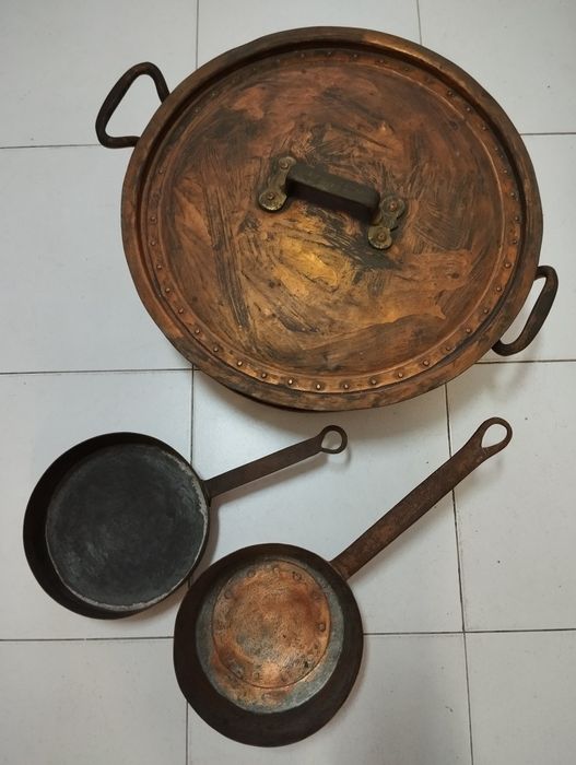 Tacho e duas caçarolas antigos em cobre