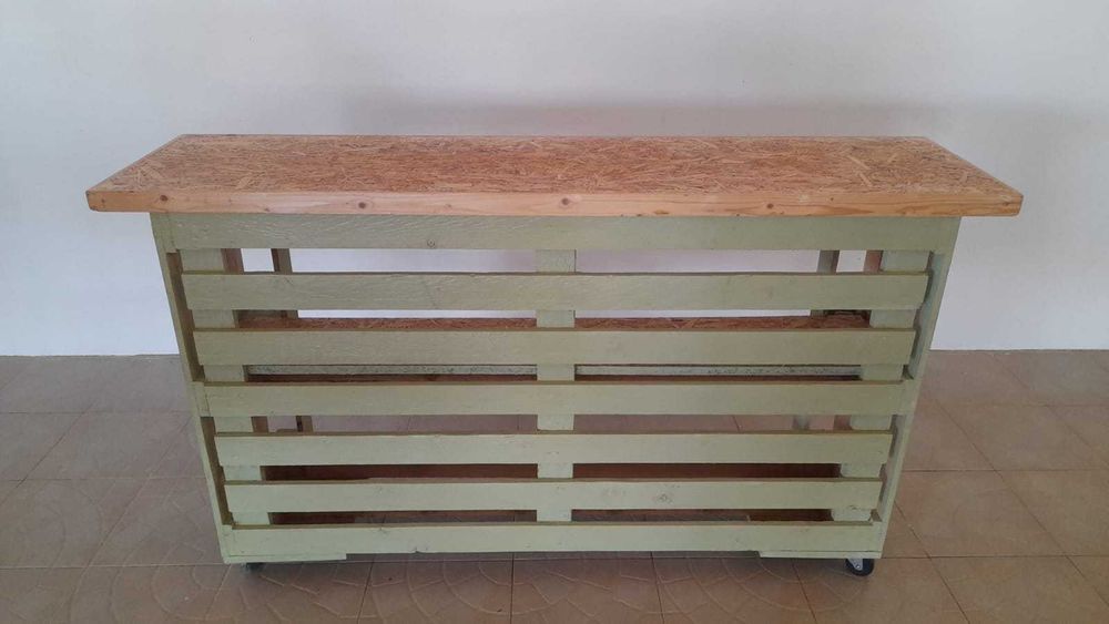 Bar feito em paletes com Rodas