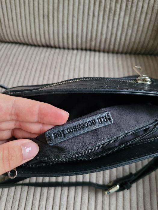 Czarna torebka listonoszka ramię pasku Reserved imitacja skóry
