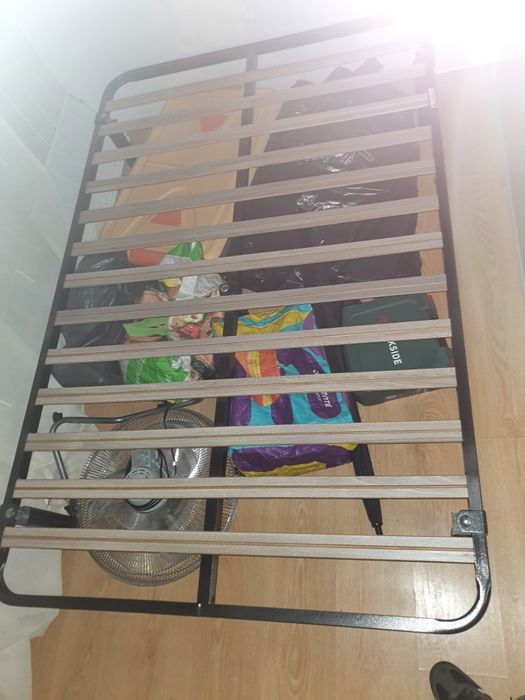 Vendo estrado com pés para colchão
