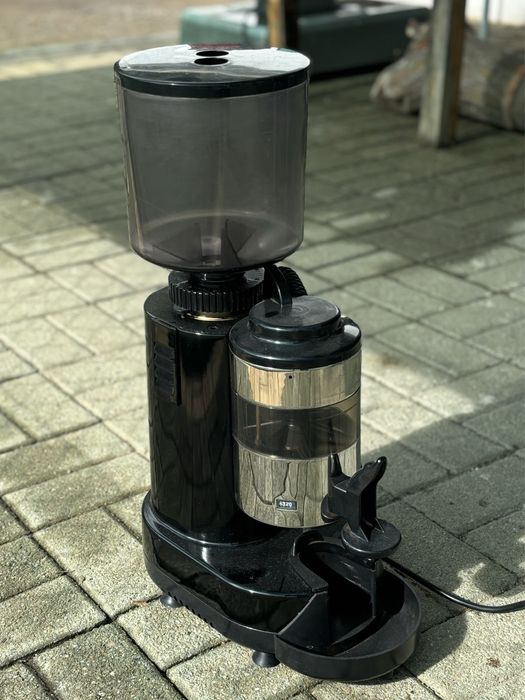 Moinho de café a funcionar64737972689153122