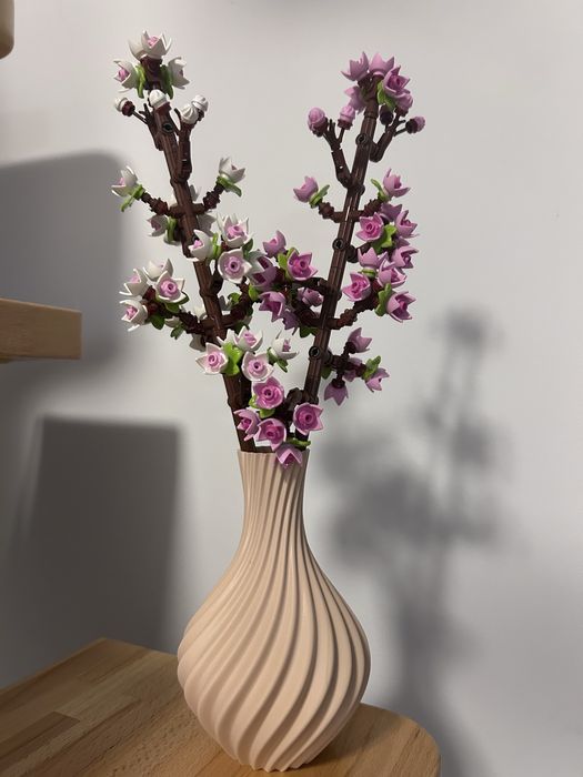Jarra decorativa moderna com design ondulado
