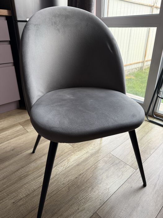 Стілець  з мʼякою спинкою