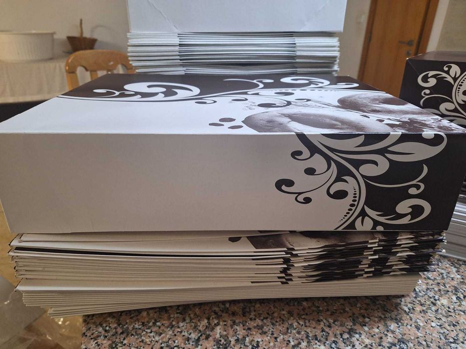 Caixas, pratos e bases de pastelaria