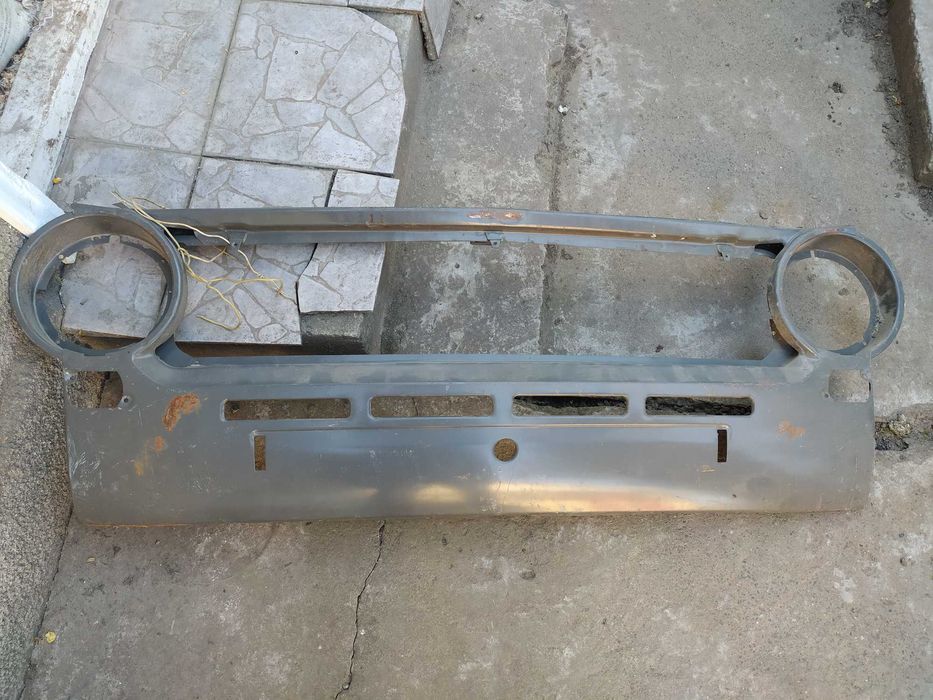 Передня частина першої моделі автомобіля "Жигуль"