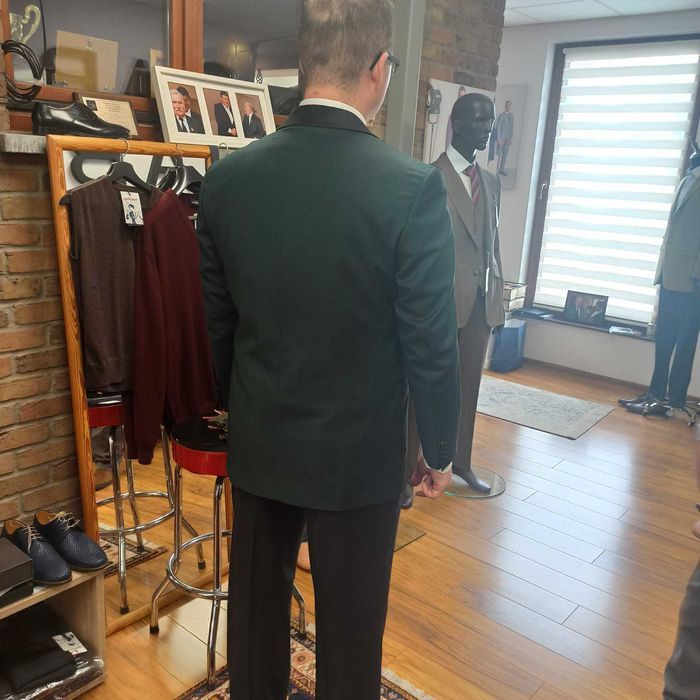 Elegancki garnitur smokingowy