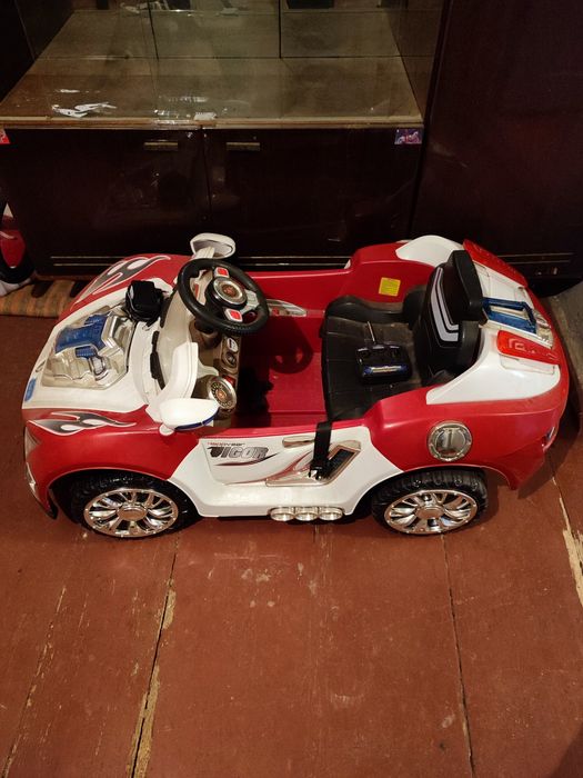 Дитяча машинка на акумуляторі