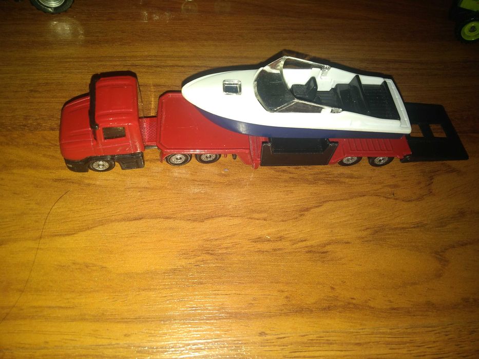 Siku ciężarówka z jachtem