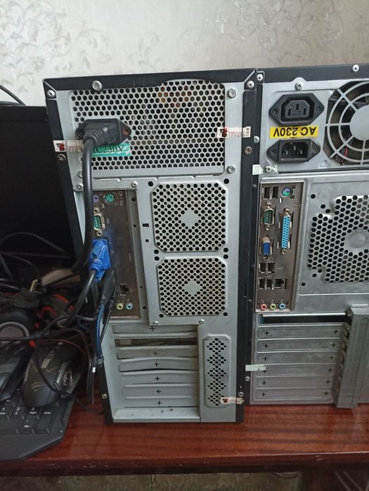 Монітор плюс системні блоки  плюс мишки  і колонки  і клавіатура