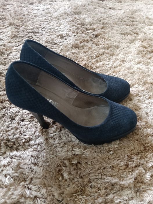 Sapatos elegantes em pele