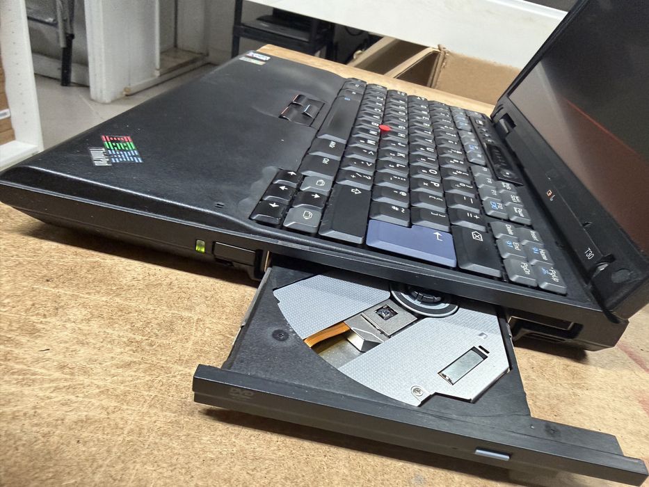 Lenovo Thinkpad T30, Pentium4 2Ghz, 256Mb Ram, Funcional