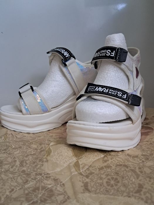 Босоножки  р.37-38 /23 -23,5 см.на платформе/танкетке