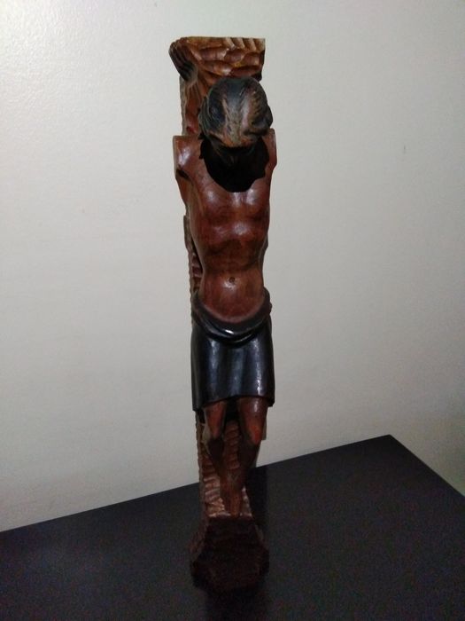 Cristo em madeira, talhado á mão