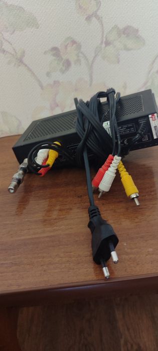 Продам Тюнер т2 .