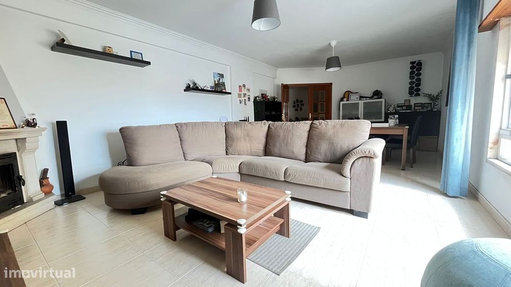 Apartamento T2 com varanda e garagem em Sintra