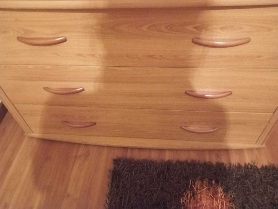 Cama+ cómoda+ mesinha de cabeceira