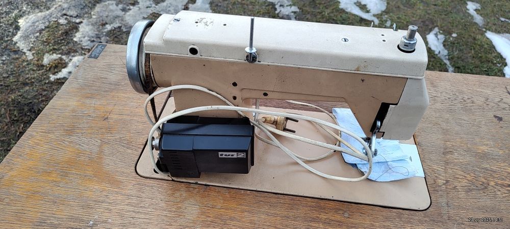 Maszyna do szycia Łucznik plus stolik