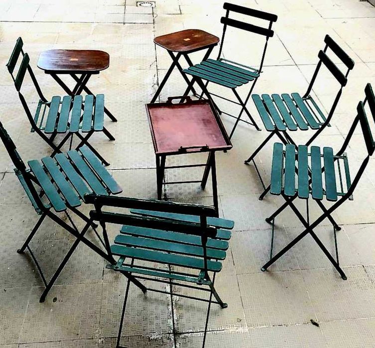 6 Cadeiras de Jardim e 4 mesas de apoio