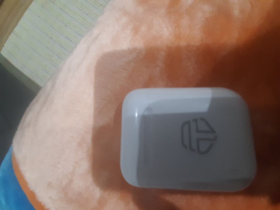 Airpods brancos.