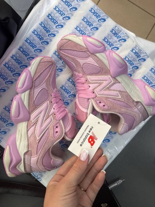 Рожеві кросівки.