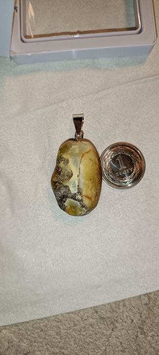 wisiorek z bursztynu