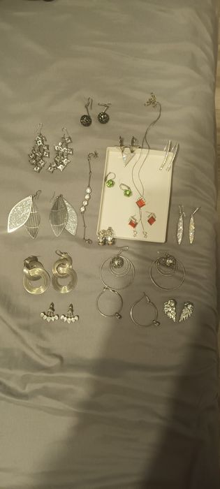 Biżuteria (kolczyki 14 par,naszyjnik z kolczykami, bransoletka ,