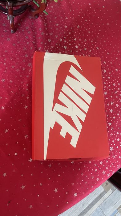 Vendo Nike P-6000 em excelente estado, com caixa original incluída. Os ténis encontram-se em ótimo estado geral.