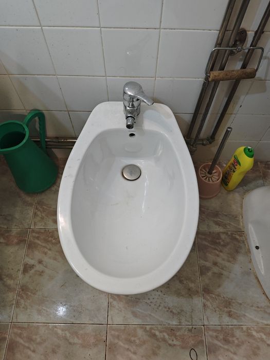 Conjunto Lavatório, sanita e bidé com torneiras