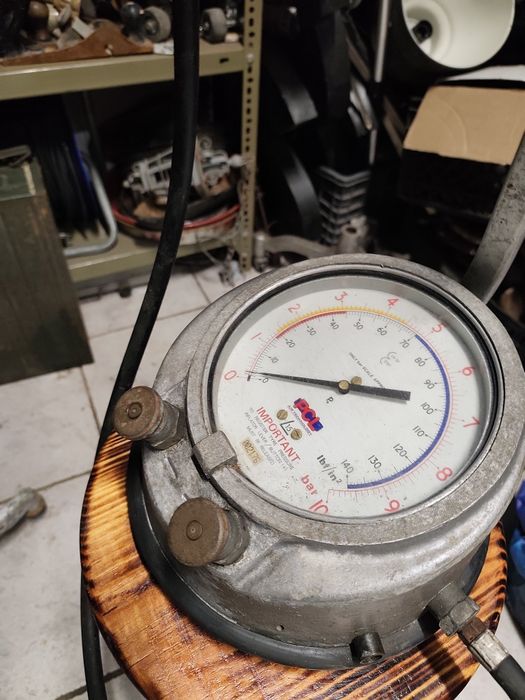 Antiga máquina de encher pneus