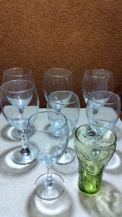 Vários copos e canecas novas e afins