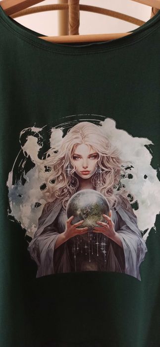 T-shirt estampada à mão. Fada e bola cristal. Nova. Artigo exclusivo.