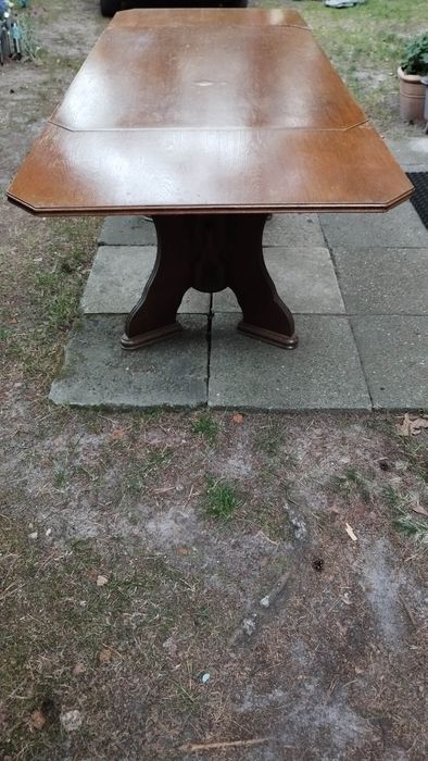 Stary drewniany stół.