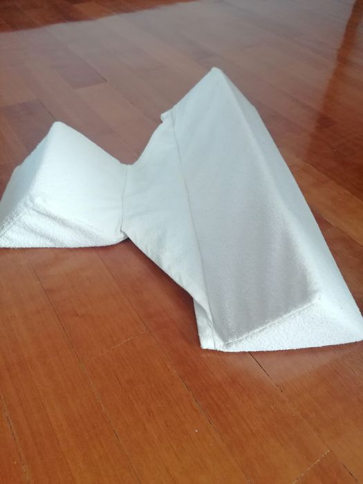 Almofada para auxiliar na posição correta do bebé dormir