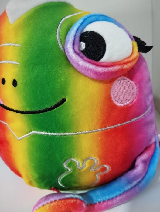 Tęczowy kameleon maskotka jak squishmalows Red Nose Day