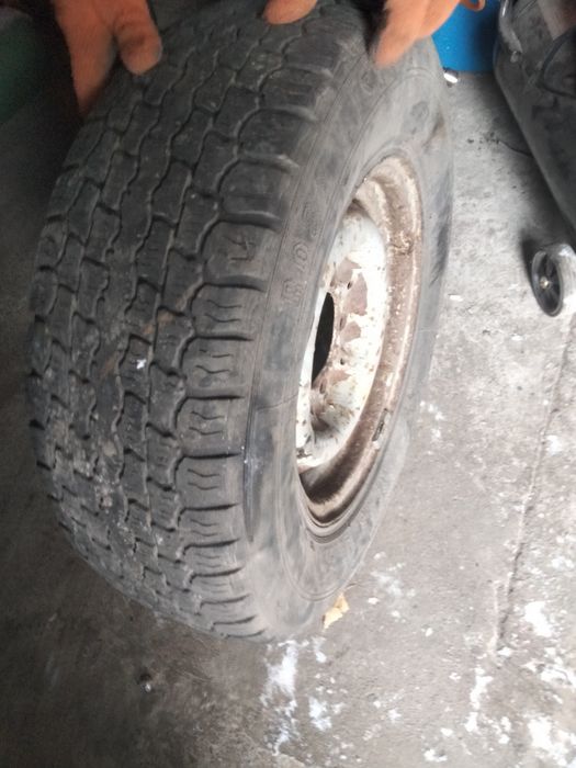 Продам зимову гуму 215/65 r16 та ще