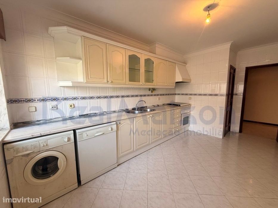 Vende-se Fantástico Apartamento c/ Parqueamento na Cavaleira