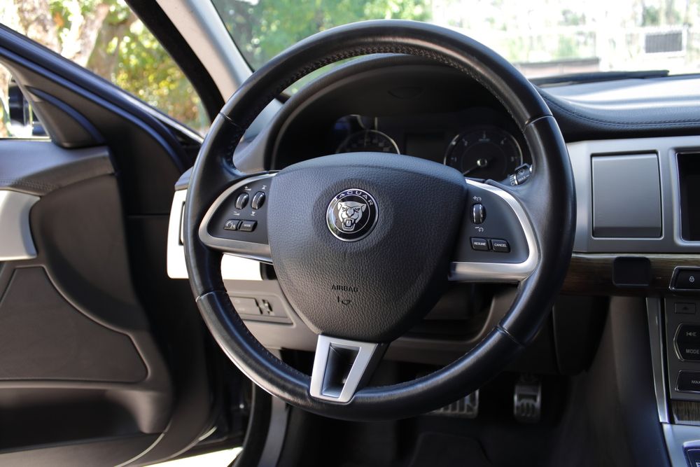 Jaguar XF 2.2 D Luxury Auto (229€/Mês)