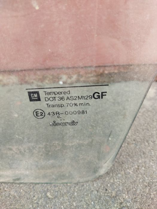 Продам  скло передньої дверки Опель Вектра б