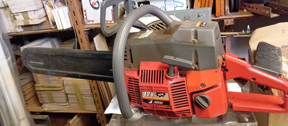 Vendo Motosserra EFCO, a gasolina, com lâmina de 50 cms