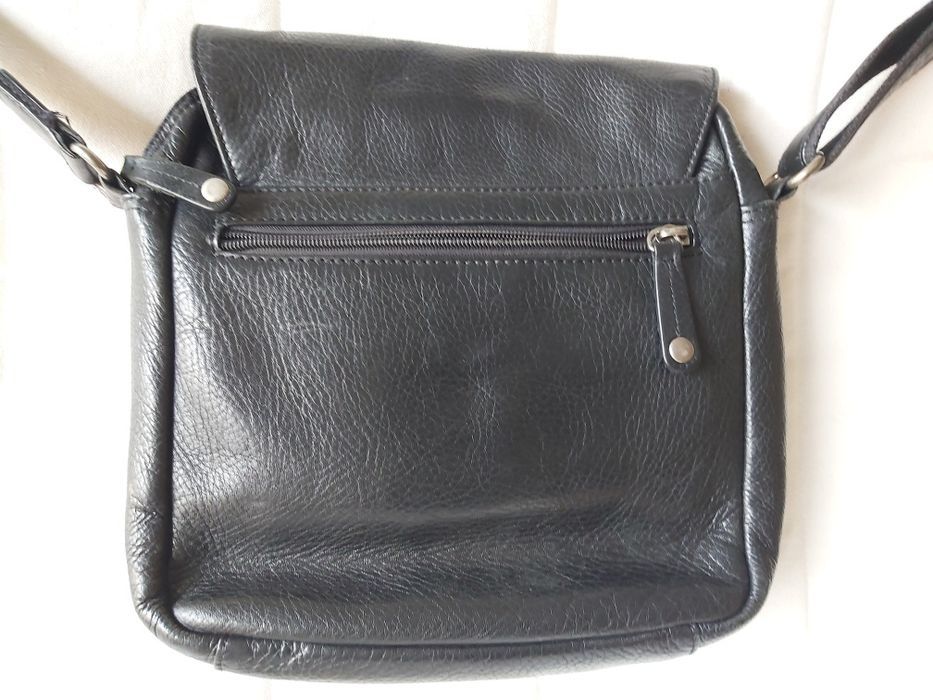 Mala / Carteira preta, em couro