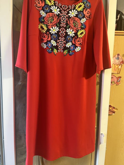 Жіноча червона сукня