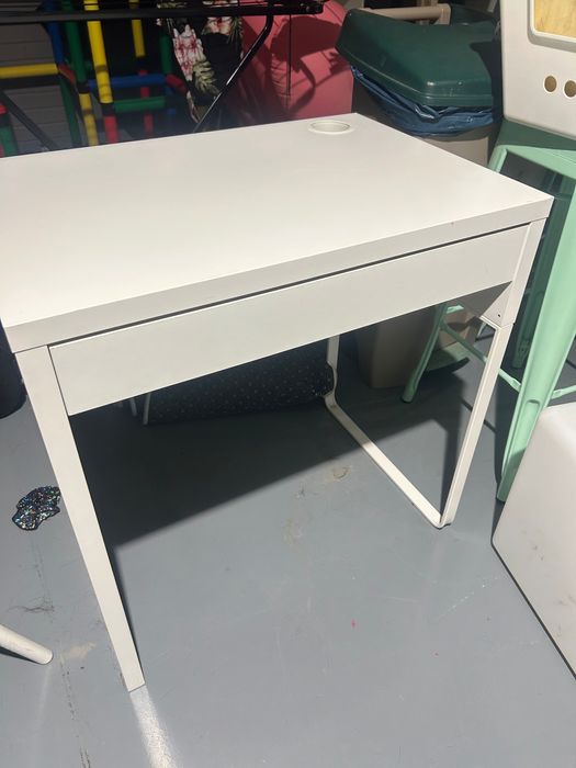 Secretária branca IKEA