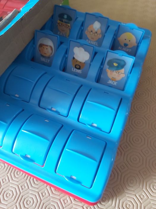 Who is ? Quem é?  Jogo tabuleiro