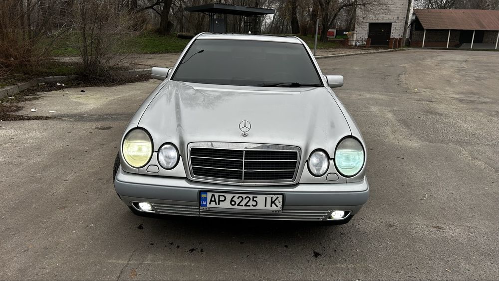 Mercedes-Benz E320 W210