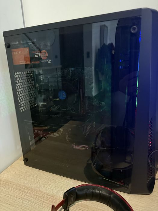 Computador com periféricos e monitor