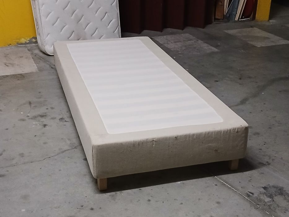 Cama estrado solteiro Ikea com colchão