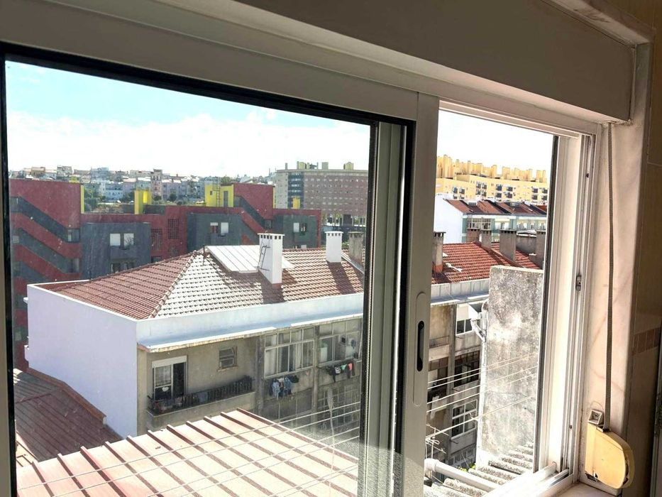 Apartamento T1 com excelente luz natural junto às Olaias
