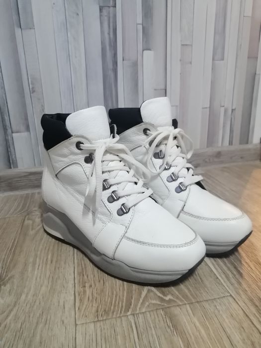 Продам зимове жіноче взуття в гарному стані, розмір: 40, 39.