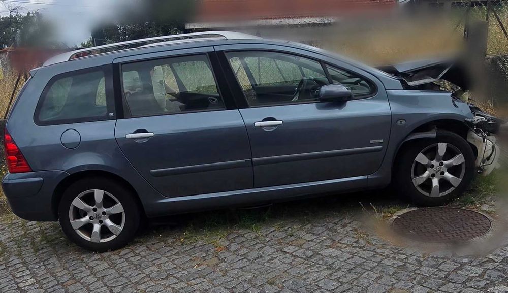 Péugeot , onde uns vêem  um carro acidentado outros vêem um bom negócio